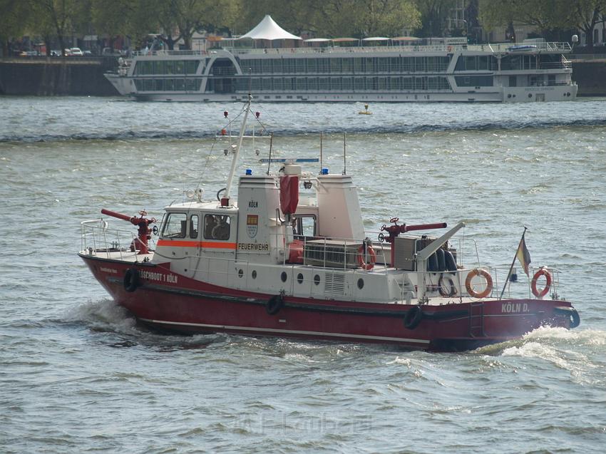 Uebungsfahrt Loeschboot und Ursula P58.JPG